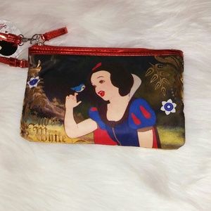 ❤ NWT Limted Edition Snow White Wristlet